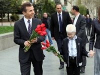 Bidzina Ivanishvili laid flowers to the April 9 memorial with his family