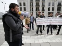 2 simultaneous protests at Government Chancellery: against and supporting abortion 