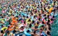 15 000 people in the pool in China to escape heat 