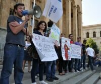 Maestro TV Journalists Protest Seizure of Satellite Dishes 