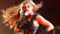 Beyonce's hair gets stuck in a fan