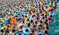 15 000 people in the pool in China to escape heat 